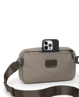 Bolsa de Peito Sling Messina Taupe | Alpha Malas de Viagens e Mochilas | Tumi Online