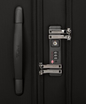 Mala para Viagens Médias 73,5cm Expansível Léger Preta | Voyageur | Tumi