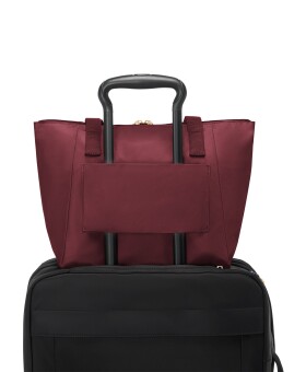 Bolsa de Ombro Pequena Just in Case® Vinho | Voyageur | TUMI