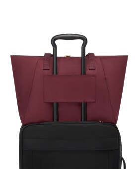 Bolsa de Ombro Média Just in Case® Vinho | Voyageur | TUMI